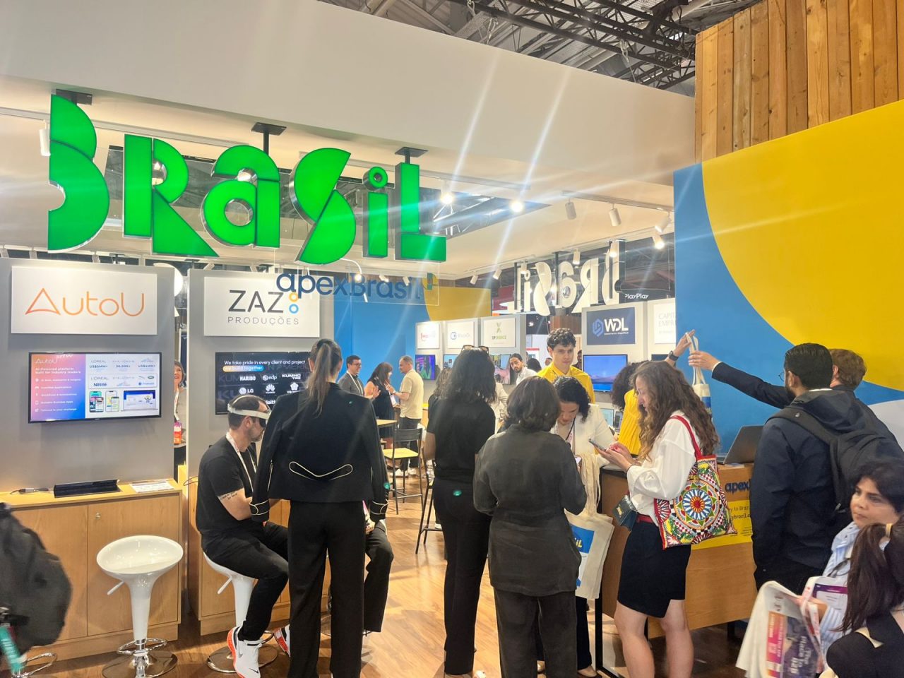 Movimentação do público no pavilhão Brasil